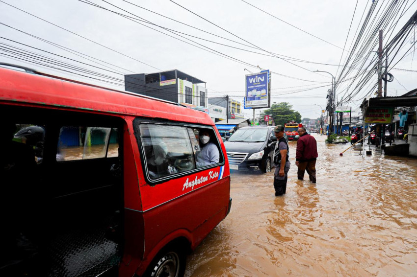 Jangan Sembarangan, Begini Cara Terabas Banjir Pakai Mobil Matic