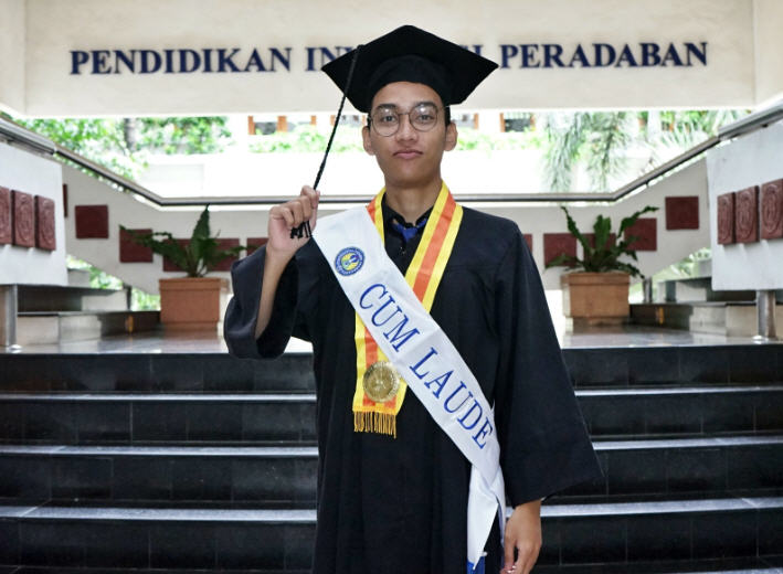 Kisah Apry, Mahasiswa UNY Anak Buruh Tani Raih IPK 3,99 dan Wisudawan Terbaik