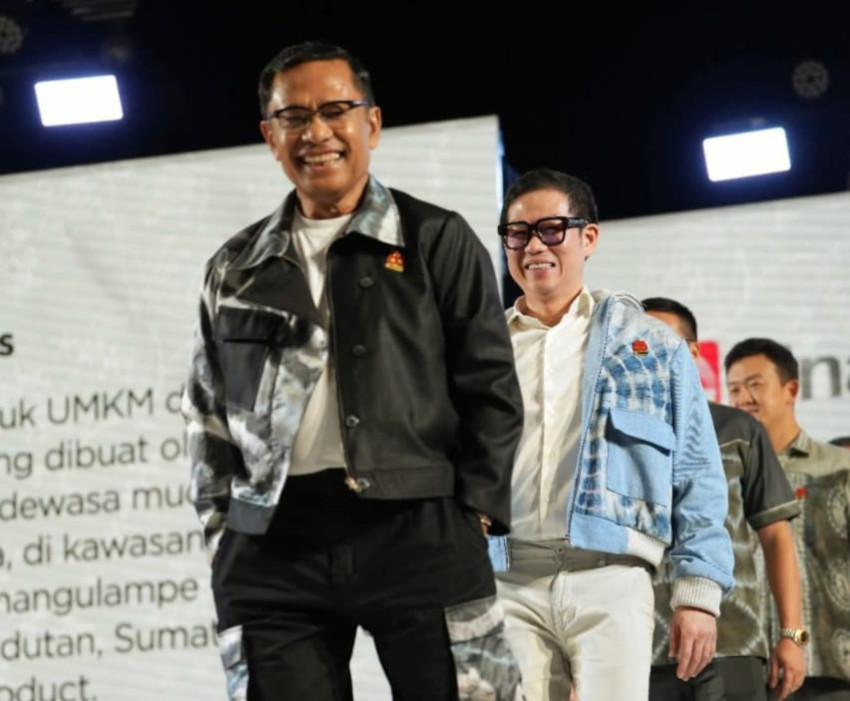 Lenggak-lenggok di Catwalk, Saleh Husin dan Direksi Sinarmas Pamer Fesyen Buatan UMKM