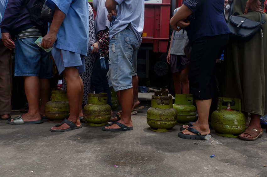 LPG 3 Kg Tak Disuplai ke Warung Pengecer, Pangkalan Gas Diserbu Warga