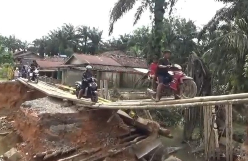 Menantang Maut di Jembatan Bambu Sekernan Muarojambi