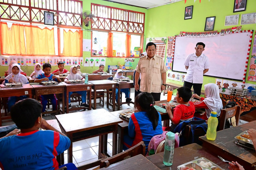 Momen Prabowo Sidak Sekolah dan Dapur Makan Bergizi Gratis di Jaktim