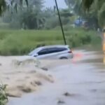 Nekat Terjang Banjir, Mobil Terbawa Arus di Situ Kampung Nawit Bekasi