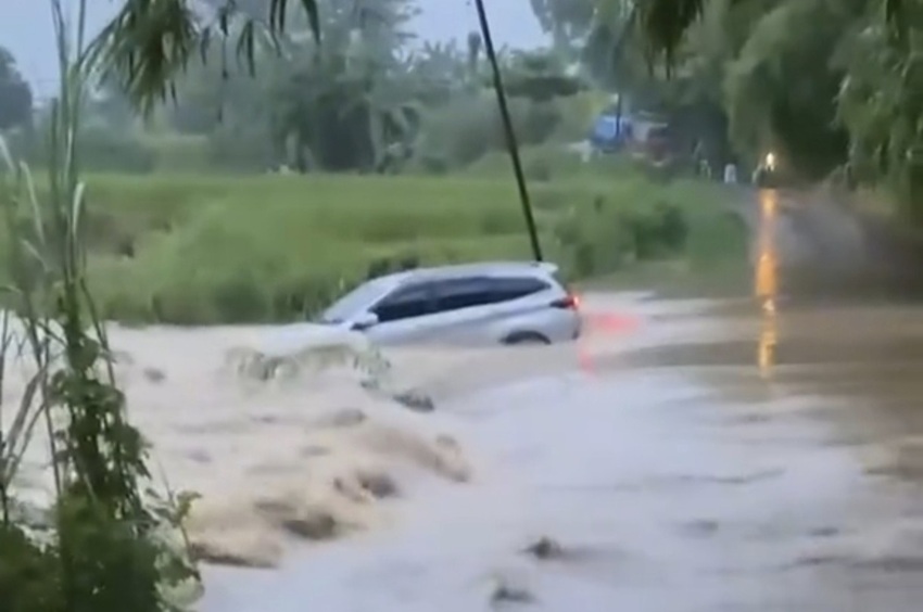 Nekat Terjang Banjir, Mobil Terbawa Arus di Situ Kampung Nawit Bekasi