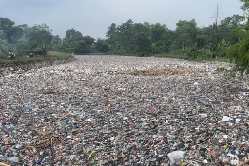 Parah! Ini Penampakan Sungai Citarum Lama di Oxbow Cicukang Jadi Lautan Sampah