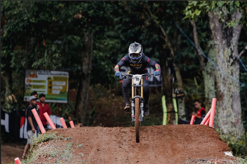 Rendy Varera Sanjaya Rajai Seri 2 Indonesian Downhill di Ternadi Bike Park