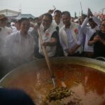 Ridwan Kamil Masak Gulai di Wajan Besar Bareng Bobon Santoso