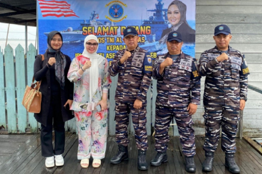 Senator Siti Aseanti Pantau Pos TNI AL Kuala Kapuas saat Ramadan