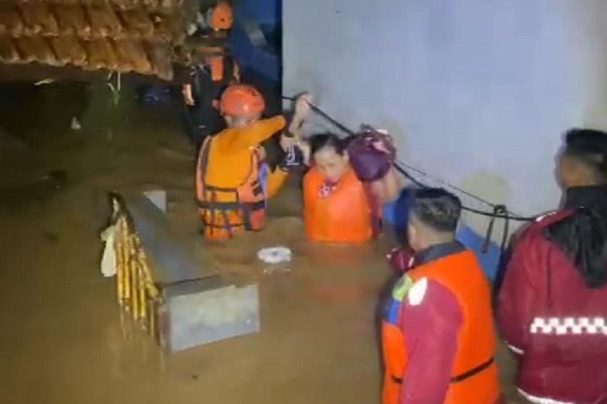 Terjebak Banjir di Banjaran Bandung, Evakuasi Belasan Warga Dramatis