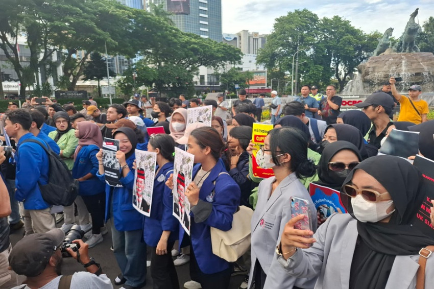 Tolak PPN 12%, BEM SI Kerakyatan Demo di Patung Kuda Jakarta