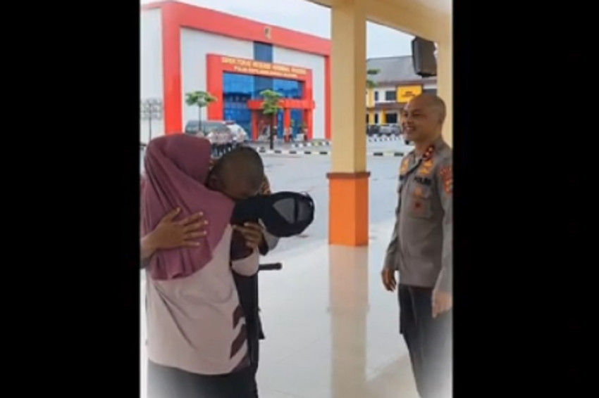 Viral Anak Tukang Sapu Jadi Polisi, Momen Haru Ibunda Intip Apel Pagi