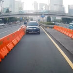 Viral Honda BR-V Oleng di Jalur Contra Flow, Bikin Mobil Lain Hantam Water Barrier